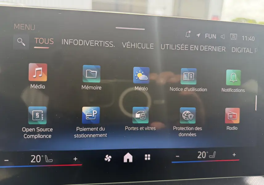 Écran tactile central de la BMW X2 2025 affichant le menu principal avec icônes colorées sur fond noir.