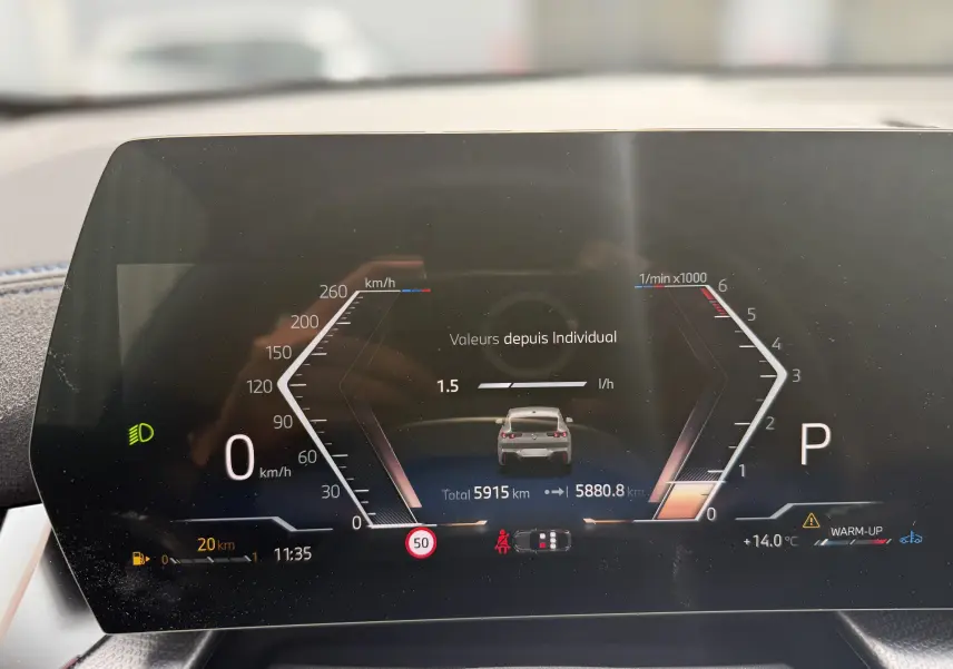 Affichage numérique du tableau de bord du BMW X2 2025, montrant la consommation, vitesse et régime moteur en mode individuel.