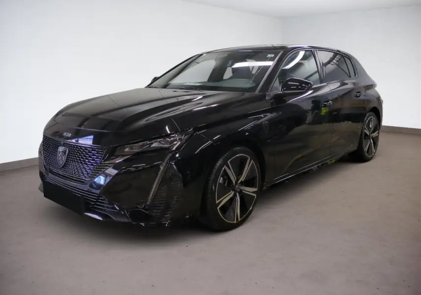 Peugeot 308 noir Perla vue 3/4 avant droit dans un intérieur neutre avec jantes alliage 18 pouces Kamakura.
