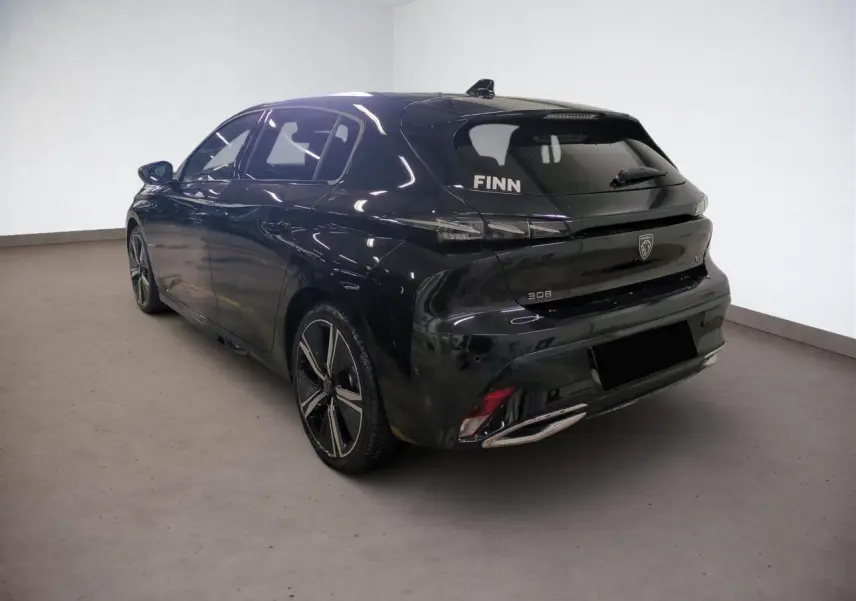 Peugeot 308 noir Perla vue 3/4 arrière droit, jantes alliage 18'' Kamakura et feux LED distinctifs.