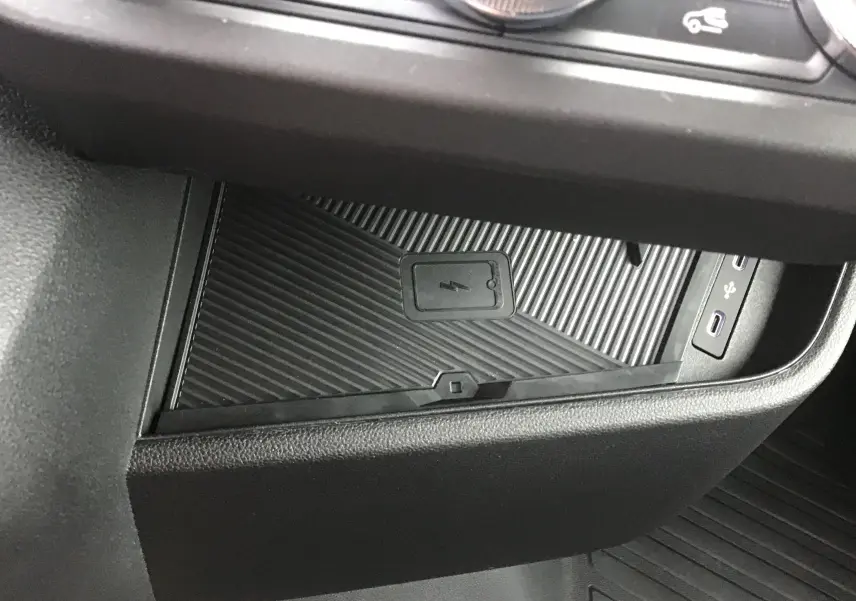 Gros plan intérieur sur le chargeur smartphone par induction et ports USB du Renault Master blanc 2025.