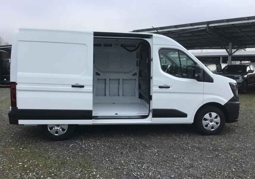 Vue latérale droite du Renault Master blanc 2025 avec porte coulissante ouverte montrant l’intérieur vide du fourgon.