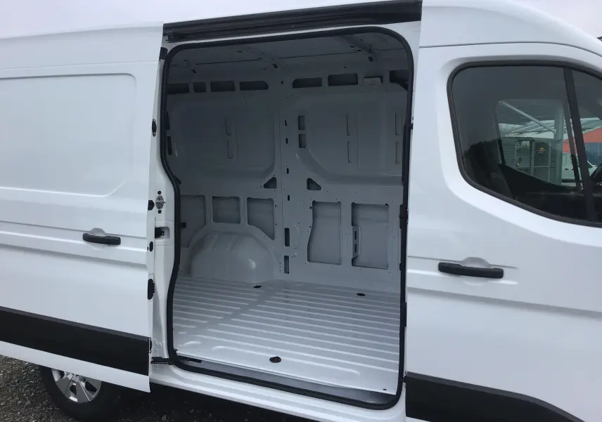 Vue latérale droite d’un Renault Master blanc 2025 avec porte coulissante ouverte montrant l’espace de chargement vide.