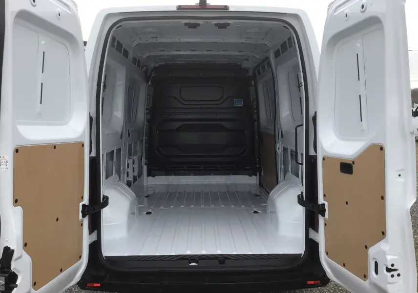 Vue arrière ouverte du Renault Master blanc L2H2, montrant l’espace de chargement vide avec parois partiellement protégées.