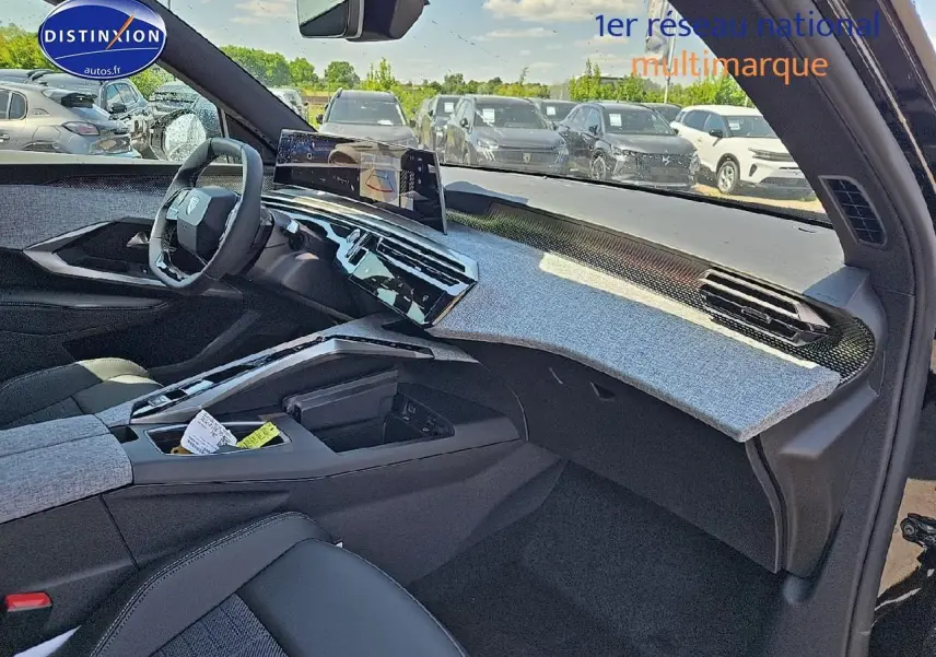 Intérieur avant droit du Peugeot 3008 Hybrid 145 GT e-dcs6 2025, tableau de bord gris clair et volant cuir noir.