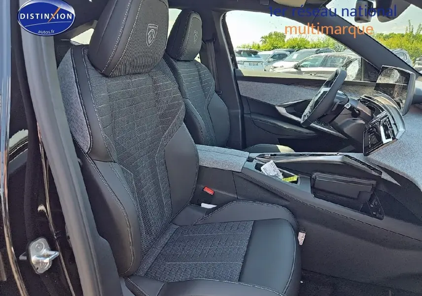 Vue intérieure côté gauche du Peugeot 3008 Hybrid 145 GT e-dcs6 2025, sièges en tissu et cuir noir avec console centrale visible.
