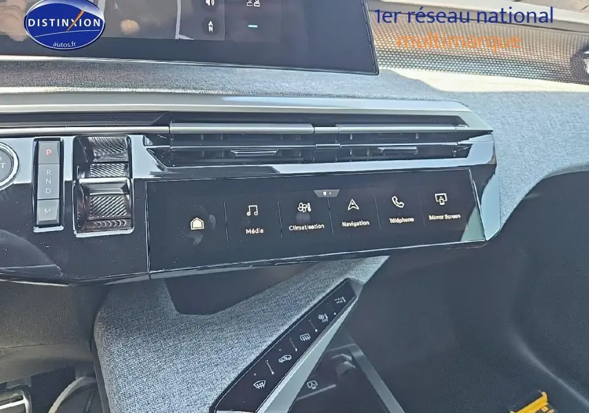 Vue intérieure du tableau de bord et console centrale du Peugeot 3008 Hybrid 145 GT e-dcs6 avec écran tactile et finition tissu gris.