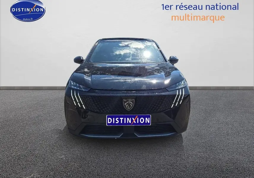 Vue avant du Peugeot 3008 Hybrid 145 GT noir avec phares LED et calandre distinctive sur fond neutre.