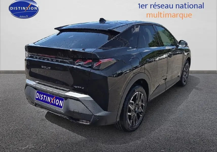 Vue 3/4 arrière droite d'un Peugeot 3008 Hybrid noir brillant avec jantes alu et feux arrière LED distinctifs.