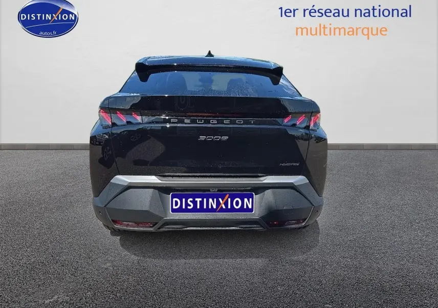 Vue arrière d’un Peugeot 3008 Hybrid 145 GT noir avec feux LED et becquet arrière visible.