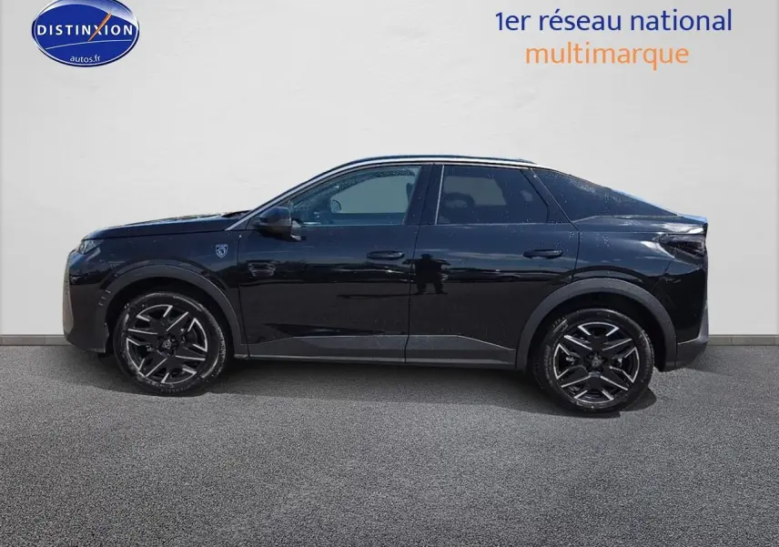 Profil droit d’un Peugeot 3008 Hybrid 145 GT noir avec jantes alu et lignes modernes sur fond neutre.