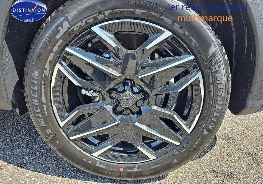 Gros plan sur la jante alu noire et chromée du côté avant droit du Peugeot 3008 Hybrid 145 GT 2025.