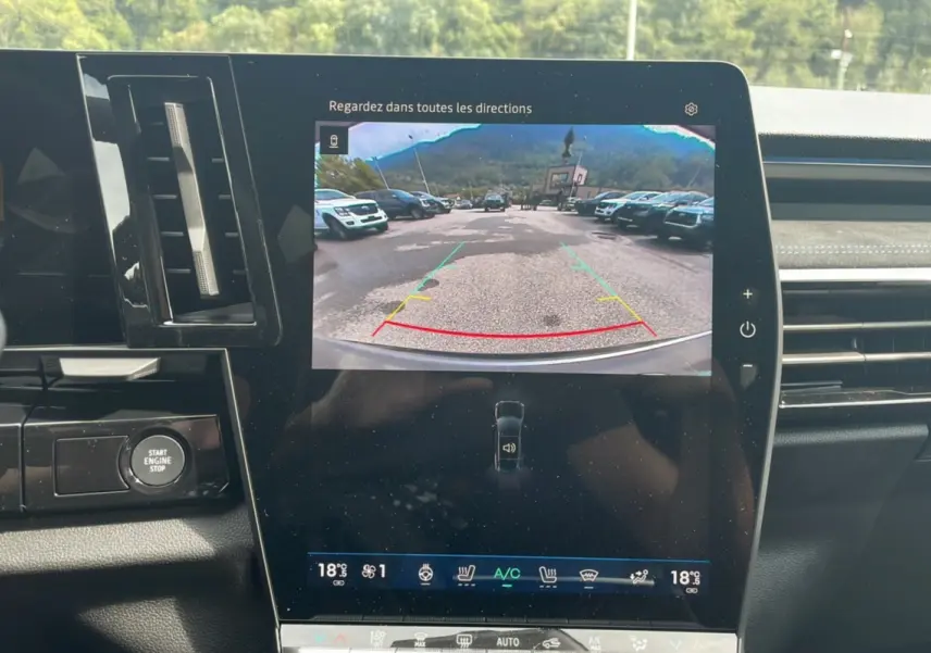 Vue intérieure sur l’écran tactile affichant la caméra de recul du Renault Austral gris schiste, version New 200 Esprit Alpine.