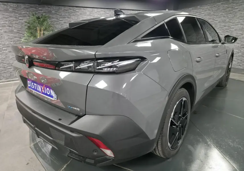 Vue 3/4 arrière droite de la Peugeot 408 gris Selenium avec feux arrière LED et jantes alliage 19 pouces.