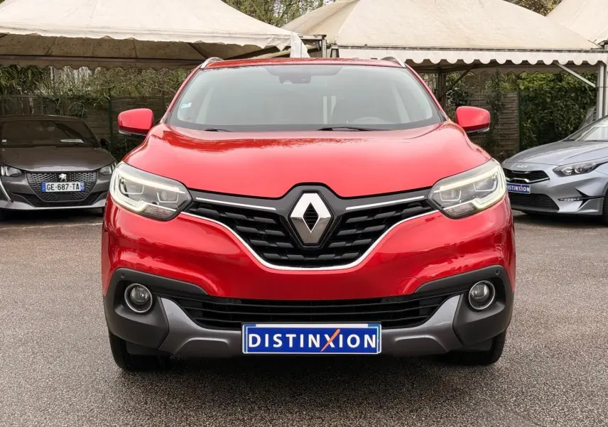 Vue frontale d'un Renault Kadjar rouge flamme avec calandre noire et logo chromé bien visible.