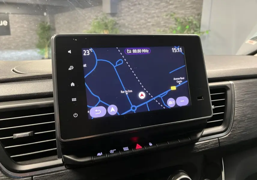 Écran tactile 8 pouces avec navigation affichée sur le tableau de bord noir du Nissan Primastar blanc, vue intérieure frontale.