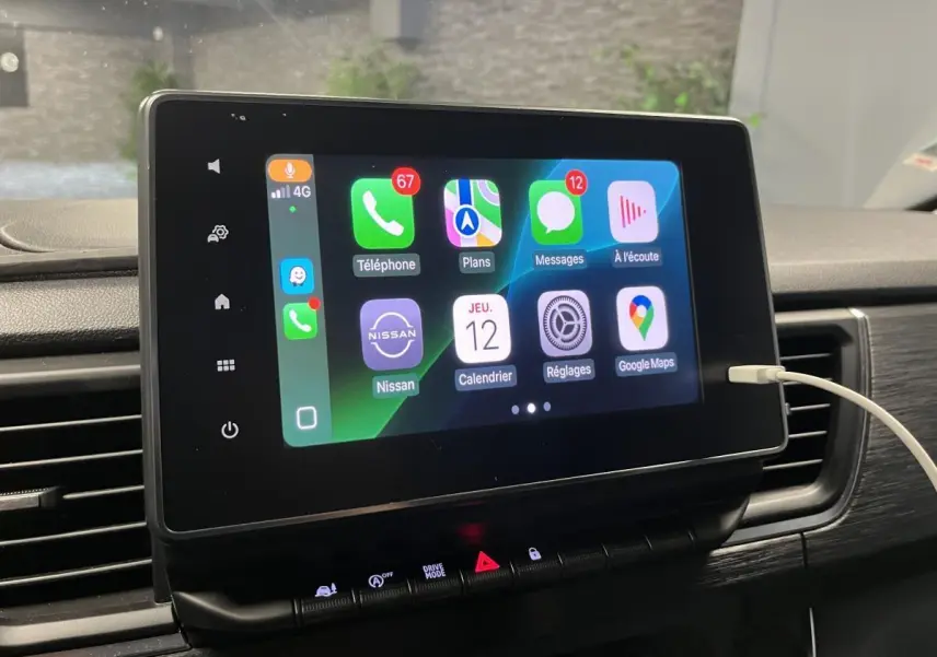 Écran tactile 8 pouces du Nissan Primastar N-Connecta 2022 affichant Apple CarPlay, vu de face dans l'habitacle.