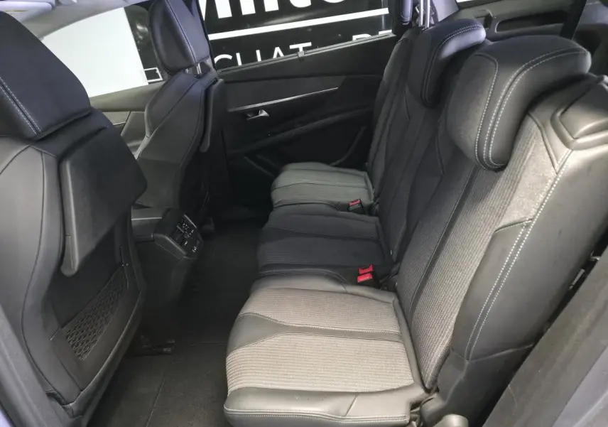 Vue latérale droite des sièges arrière indépendants gris et noirs du Peugeot 5008 2022 version Allure Pack 7 places.