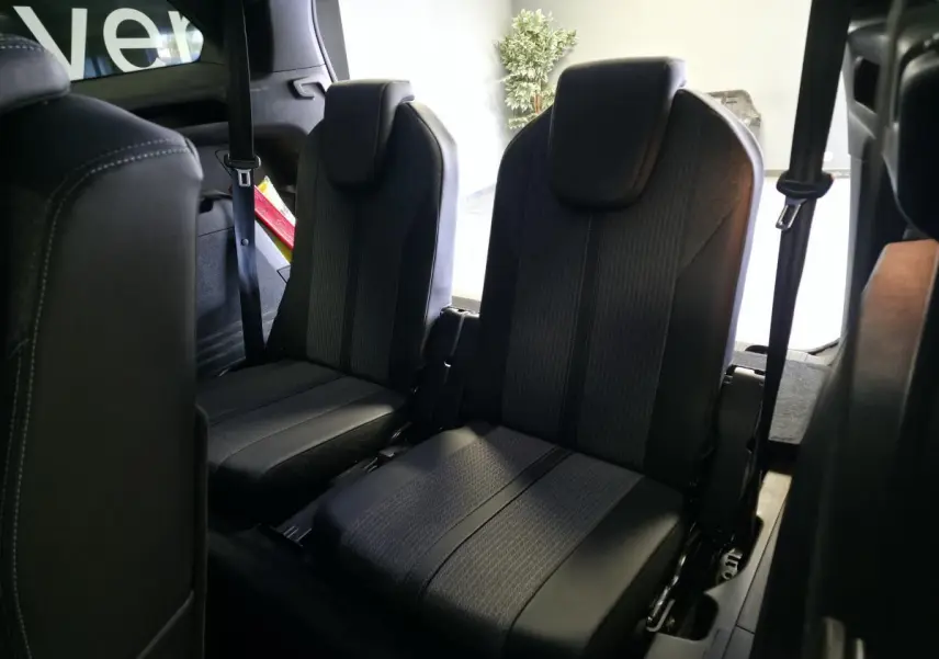Vue intérieure sur les deux sièges indépendants coulissants et inclinables du troisième rang du Peugeot 5008 gris.