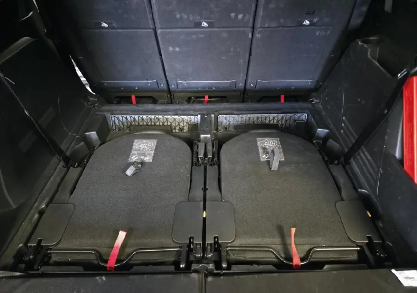 Vue arrière du coffre du Peugeot 5008 gris avec sièges escamotés du troisième rang et dossier du deuxième rang relevé.