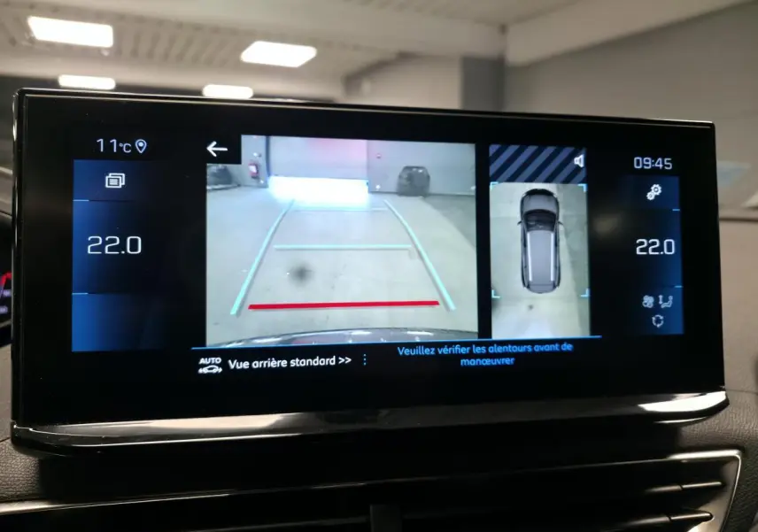 Écran tactile du Peugeot 5008 2022 montrant la caméra 360° avec vue arrière et vue du dessus du véhicule gris.