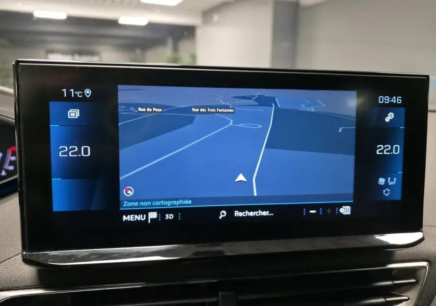 Écran tactile 10 pouces du tableau de bord du Peugeot 5008 gris, affichant la navigation GPS en intérieur.
