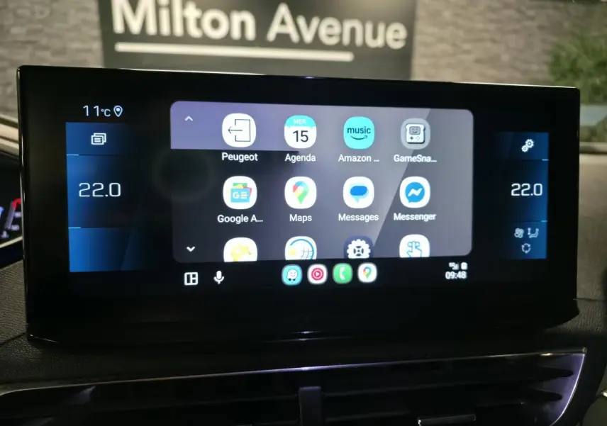 Écran tactile central du Peugeot 5008 2022 affichant des applications connectées, avec commandes climatisation à 22°C.