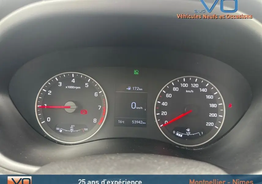 Tableau de bord de Hyundai i20 blanc 2019 montrant compte-tours, vitesse, et écran digital avec 53942 km affichés