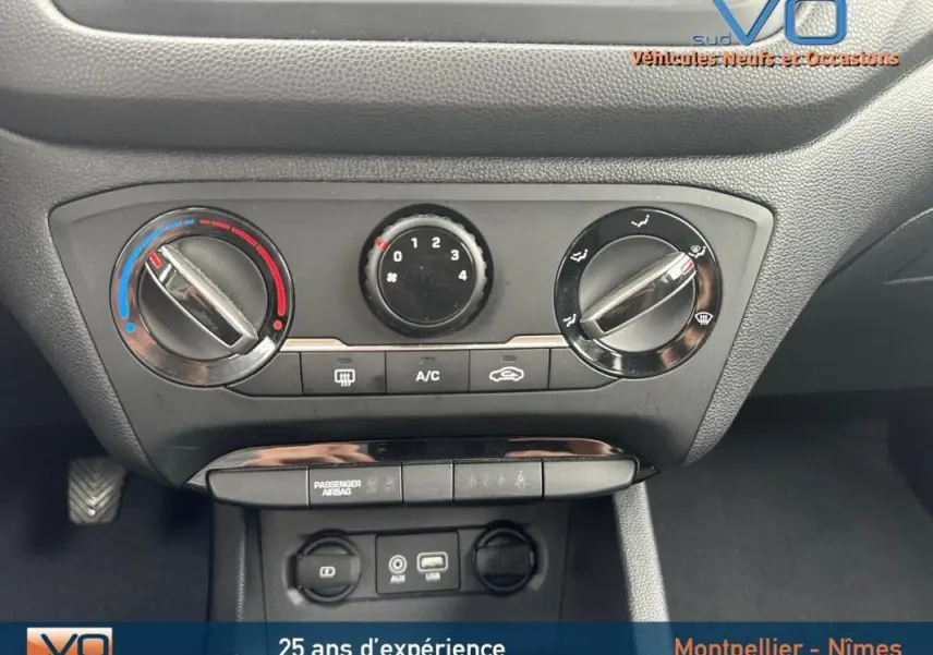 Commandes de climatisation manuelle et prises USB/AUX d'une Hyundai i20 blanche vue de face intérieure.