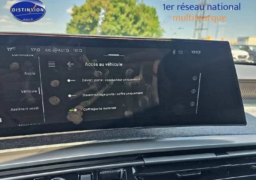 Écran tactile central affichant les réglages d’accès au véhicule dans l’habitacle d’un Peugeot 3008 noir.