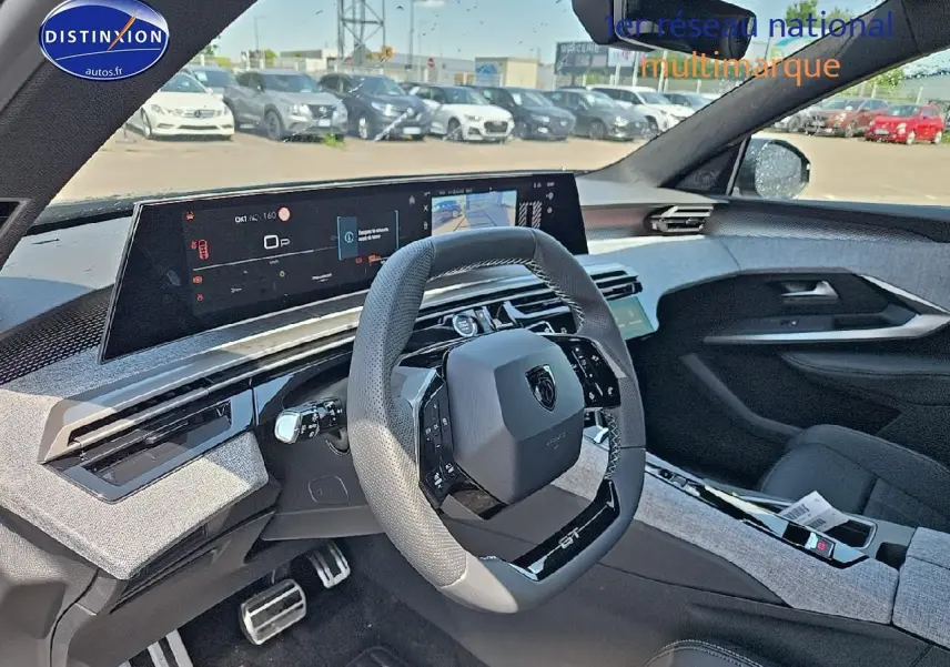 Intérieur du Peugeot 3008 2025 vu côté conducteur, volant cuir GT et tableau de bord numérique large.