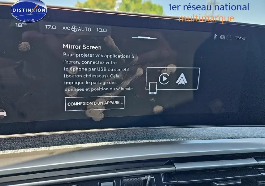 Écran tactile intérieur du Peugeot 3008 noir 2025, affichant la fonction Mirror Screen avec traces de doigts visibles.