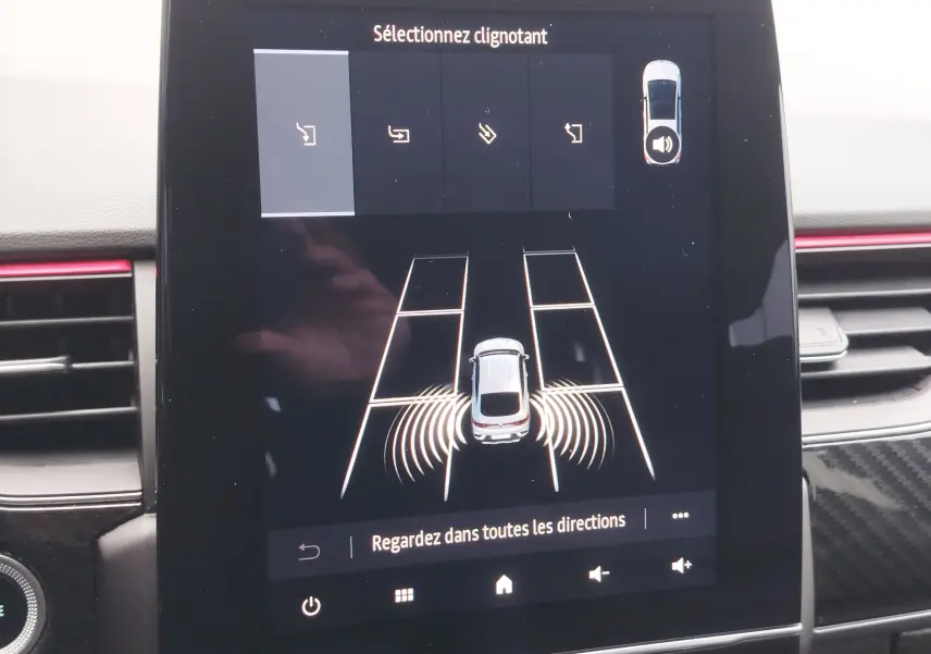 Écran central montrant l'aide au stationnement avec vue du dessus du Renault Arkana bleu Zanzibar en stationnement.