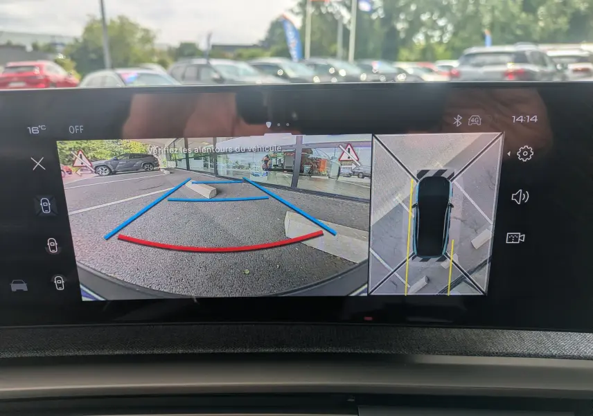 Affichage écran intérieur du PEUGEOT 3008 Hybrid 2026 montrant la caméra de recul et la vue 360° en stationnement.