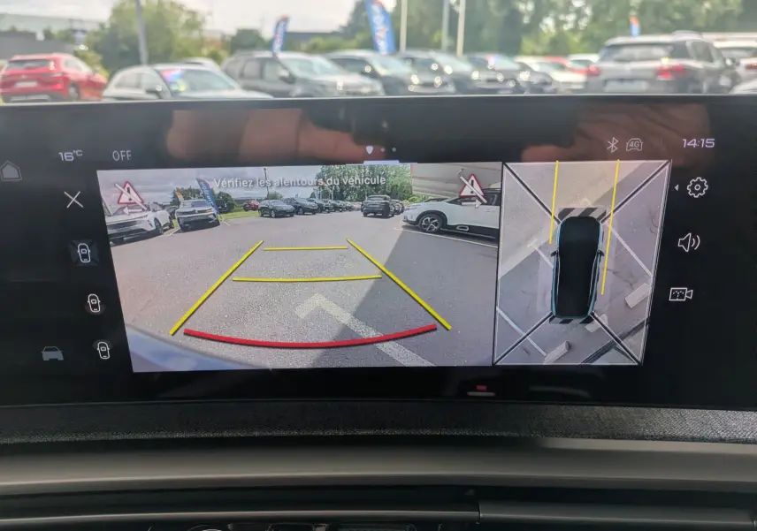 Affichage écran caméra de recul et vue 360° du Peugeot 3008 Hybrid 145 GT bleu Obsession en stationnement.