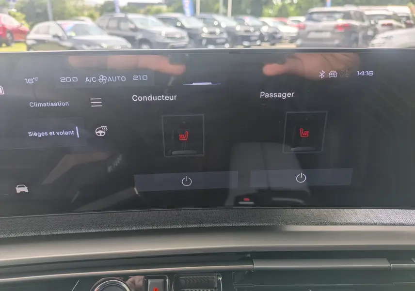 Écran tactile intérieur du Peugeot 3008 Hybrid 2026 montrant les réglages des sièges chauffants conducteur et passager.