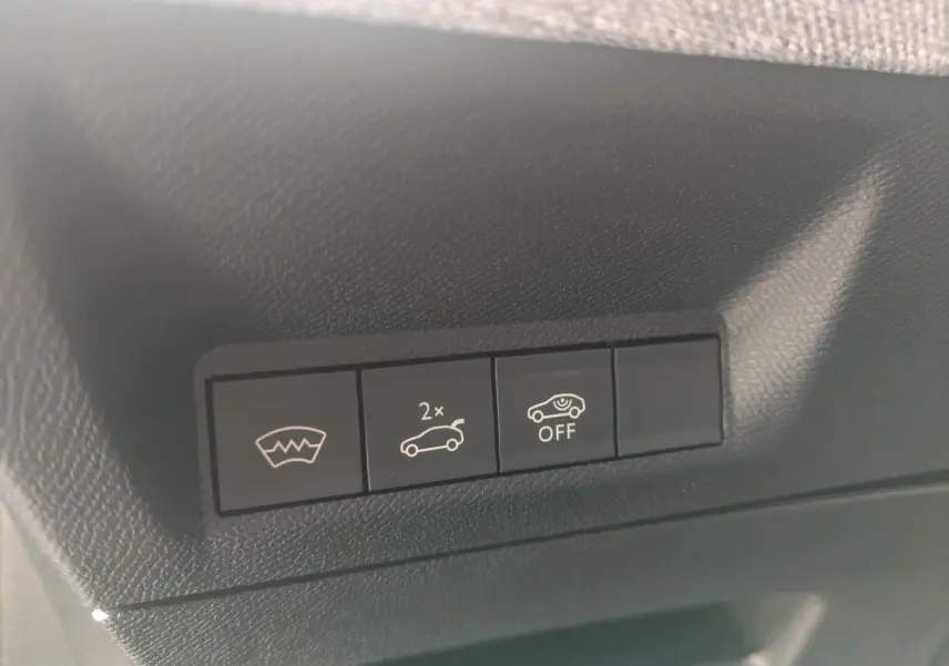 Gros plan sur les boutons de commande intérieurs du Peugeot 3008 Hybrid, sur fond noir texturé.