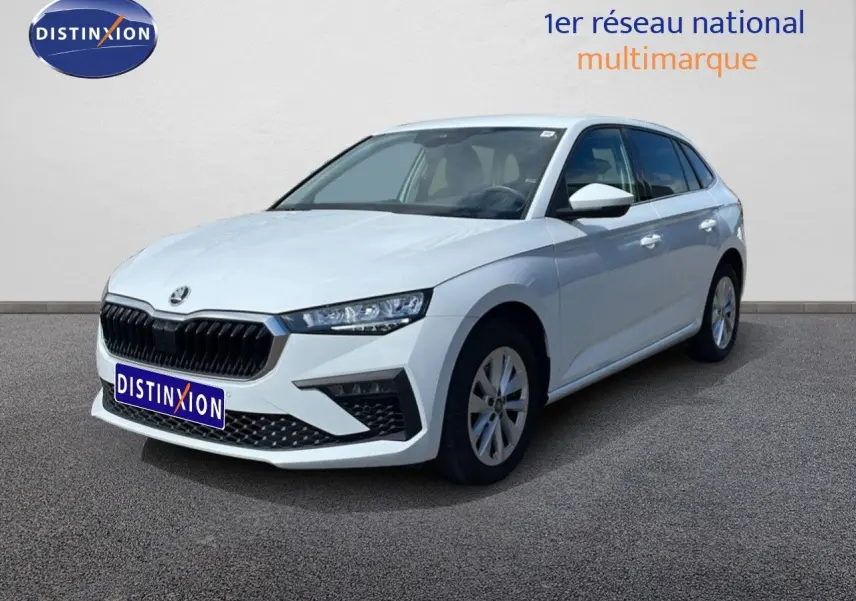 SKODA SCALA blanc glacier vue 3/4 avant droit, calandre noire et jantes alliage 16 pouces visibles.
