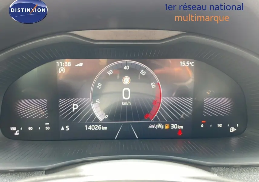 Tableau de bord numérique de la Skoda Scala blanc glacier, affichant la vitesse à 0 km/h et 10 504 km au compteur.