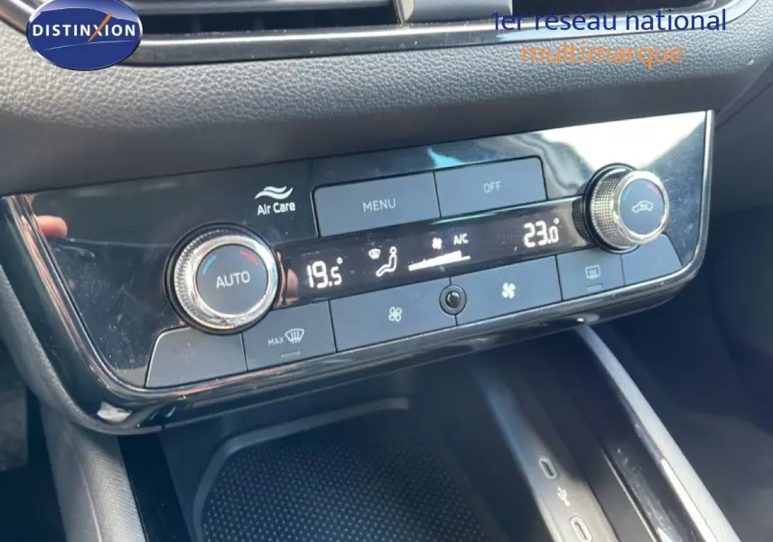 Vue rapprochée de l’écran tactile multimédia du tableau de bord gris noir d’une Skoda Scala blanc glacier.