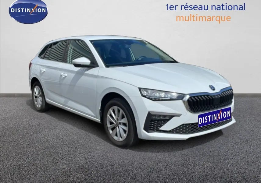 SKODA SCALA blanc glacier vue 3/4 avant droit sur fond neutre avec calandre noire et jantes argentées.