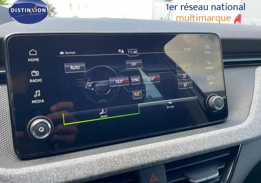 Écran tactile central de la Skoda Scala 2025 blanc glacier, vue rapprochée du tableau de bord avec interface connectée.