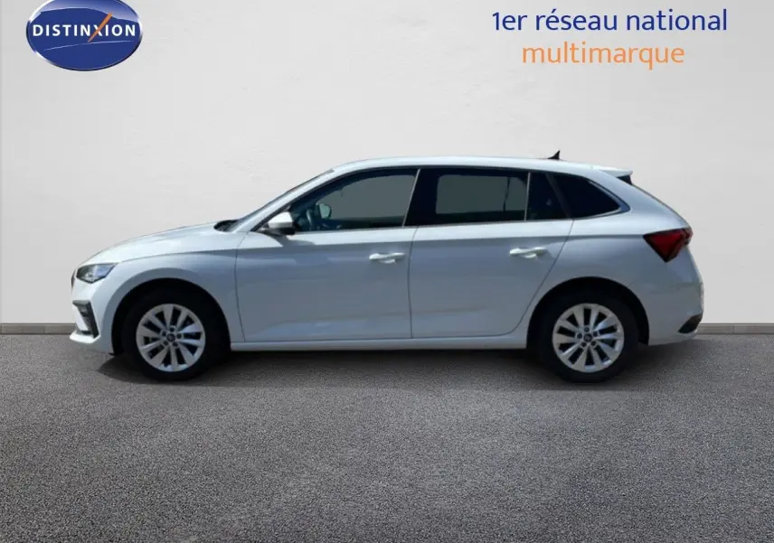 Vue de profil côté gauche d'une Skoda Scala blanc glacier 2025 avec jantes alliage et vitres teintées.