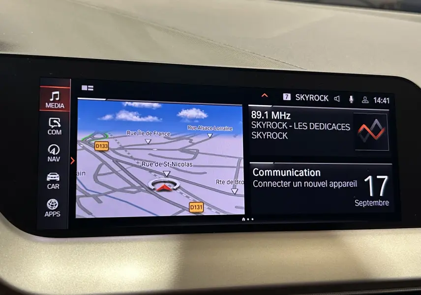 Écran GPS et multimédia de la BMW Série 1 16d 2023, affichant carte et radio Skyrock à 14h41.