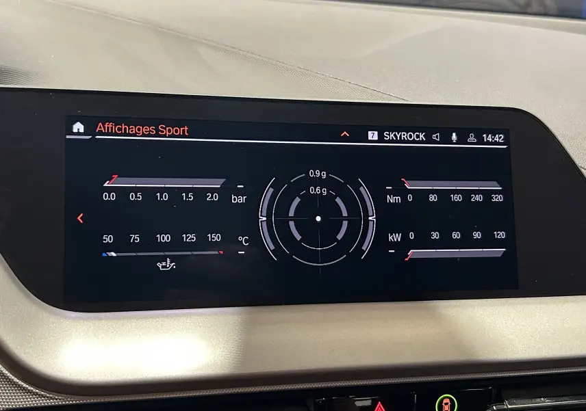 Écran central de la BMW Série 1 16d 2023 affichant les données sportives en mode numérique sur fond noir.