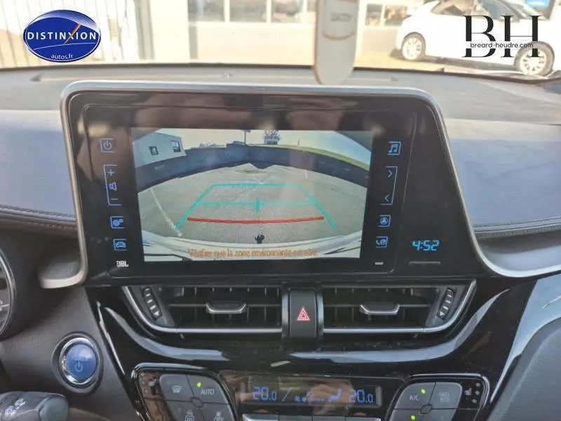 Vue rapprochée de l'écran tactile affichant la caméra de recul du Toyota C-HR gris aluminium, tableau de bord visible.