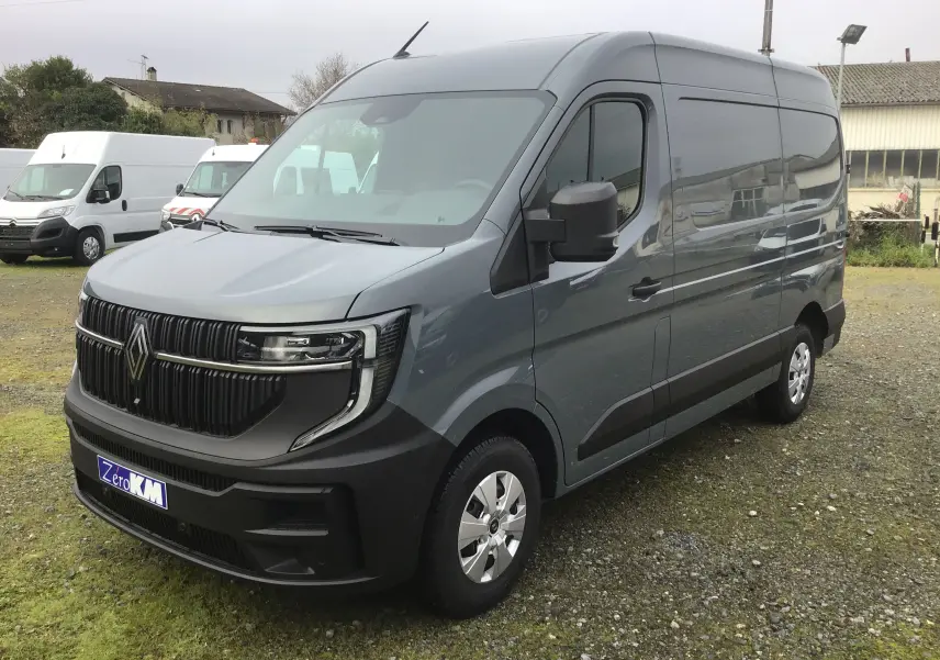 Vue 3/4 avant droit du Renault Master gris urbain 2025 avec calandre noire et jantes acier argentées.