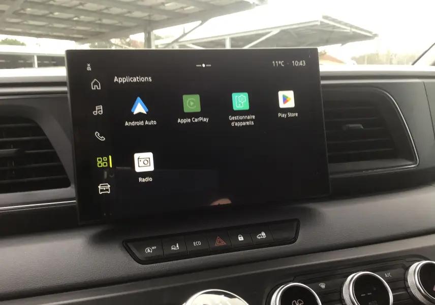 Vue rapprochée de l’écran tactile central du Renault Master 2025 gris urbain, affichant les applications connectées.