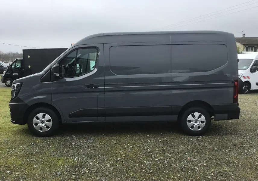 Vue de profil côté gauche d’un Renault Master L2H2 gris urbain, fourgon utilitaire avec jantes acier et vitres teintées.