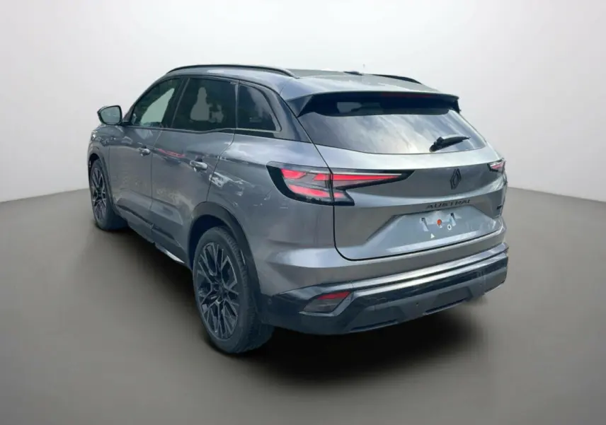 Vue 3/4 arrière droite du Renault Austral gris schiste avec jantes alu noires et toit panoramique.